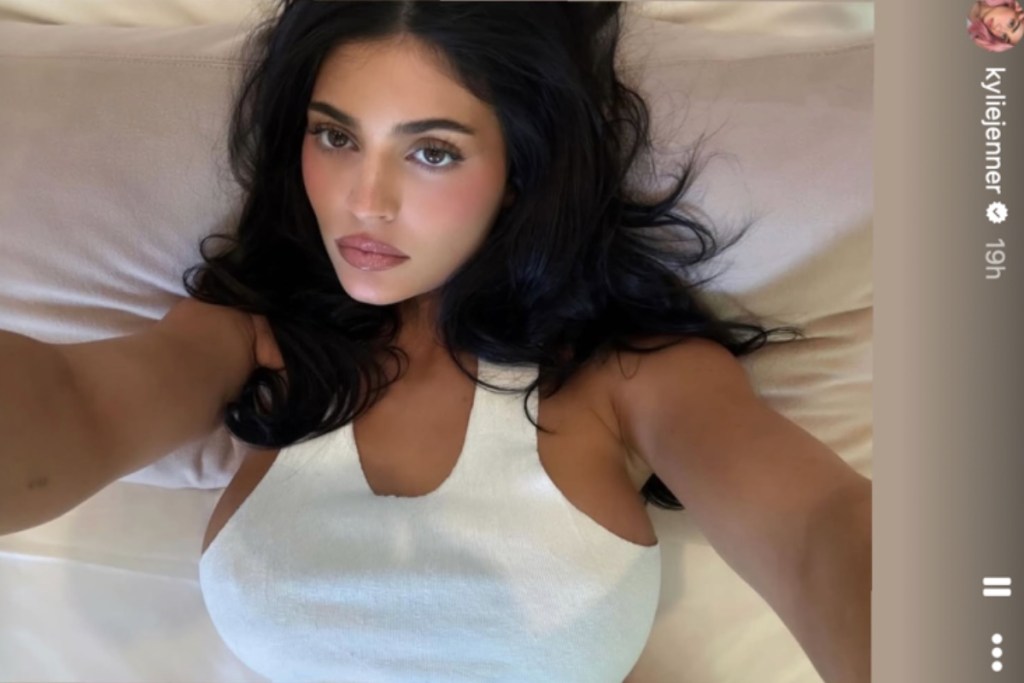 kylie-jenner-rocks-bold-white-crop-top-and-leather-pants-in-new-selfie