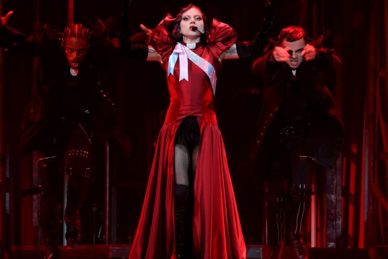 lady-gaga-postpone-concert-ill