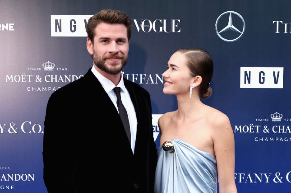 iam-hemsworth-and-model-confirm-engagement-with-huge-diamond-ring