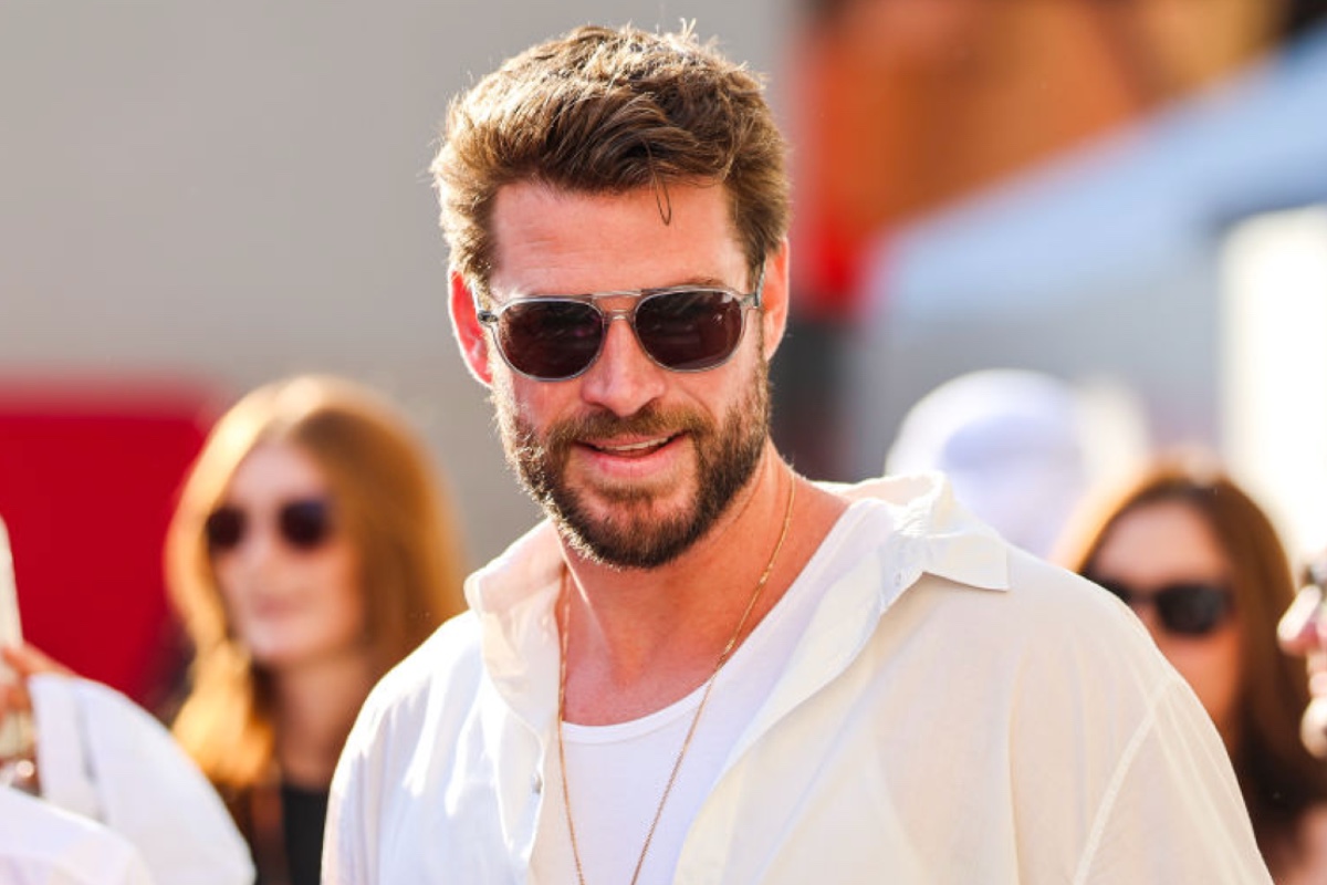 liam-hemsworth-and-model-confirm-engagement-with-huge-diamond-ring