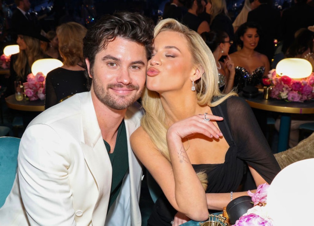 major-country-singer-and-netflix-star-end-their-relationship