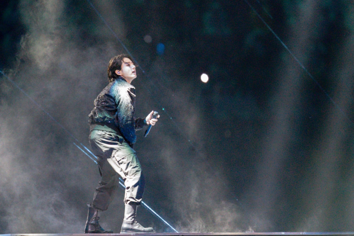 pop-star-announces-hes-engaged-and-the-wedding-is-reportedly-days-away.