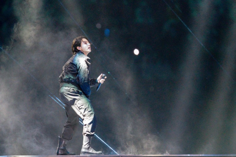 pop-star-announces-hes-engaged-and-the-wedding-is-reportedly-days-away.