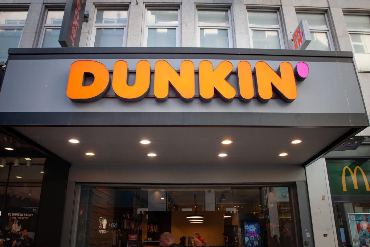 secret-lives-of-mormon-wives-star-appears-in-dunkin-donuts-commercial-with-famous-cousin