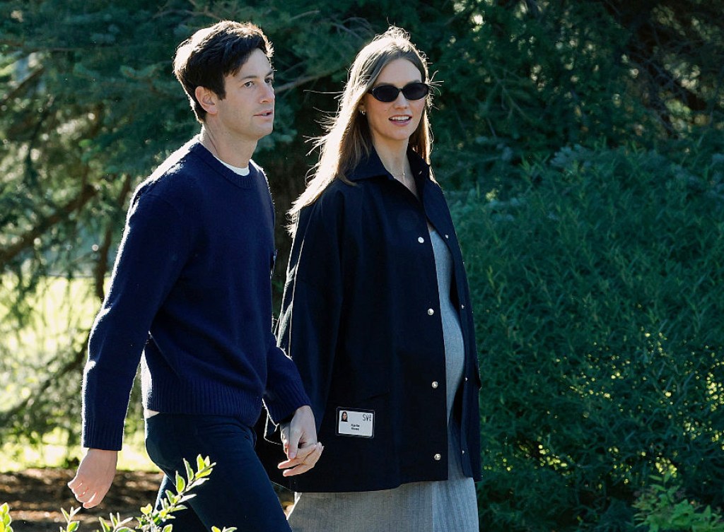 supermodel-welcomes-third-baby-with-billionaire-husband