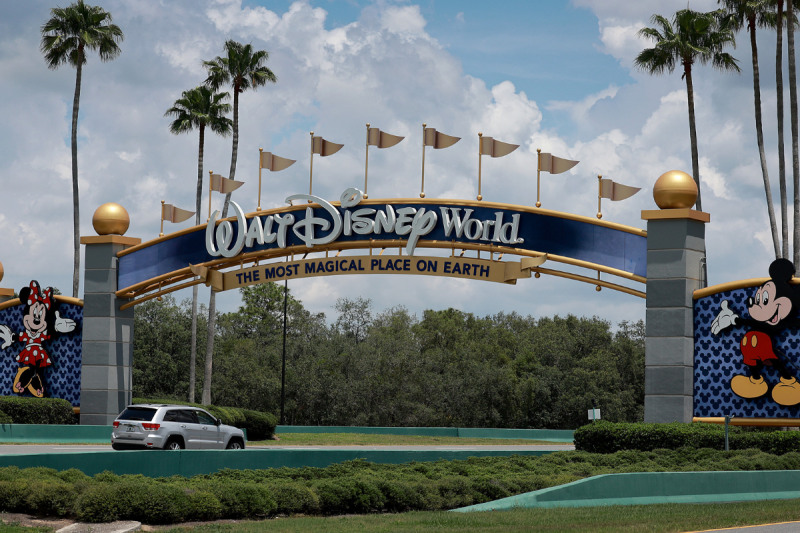 walt-disney-world-area-restaurant-robbed-by-man-in-scuba-gear