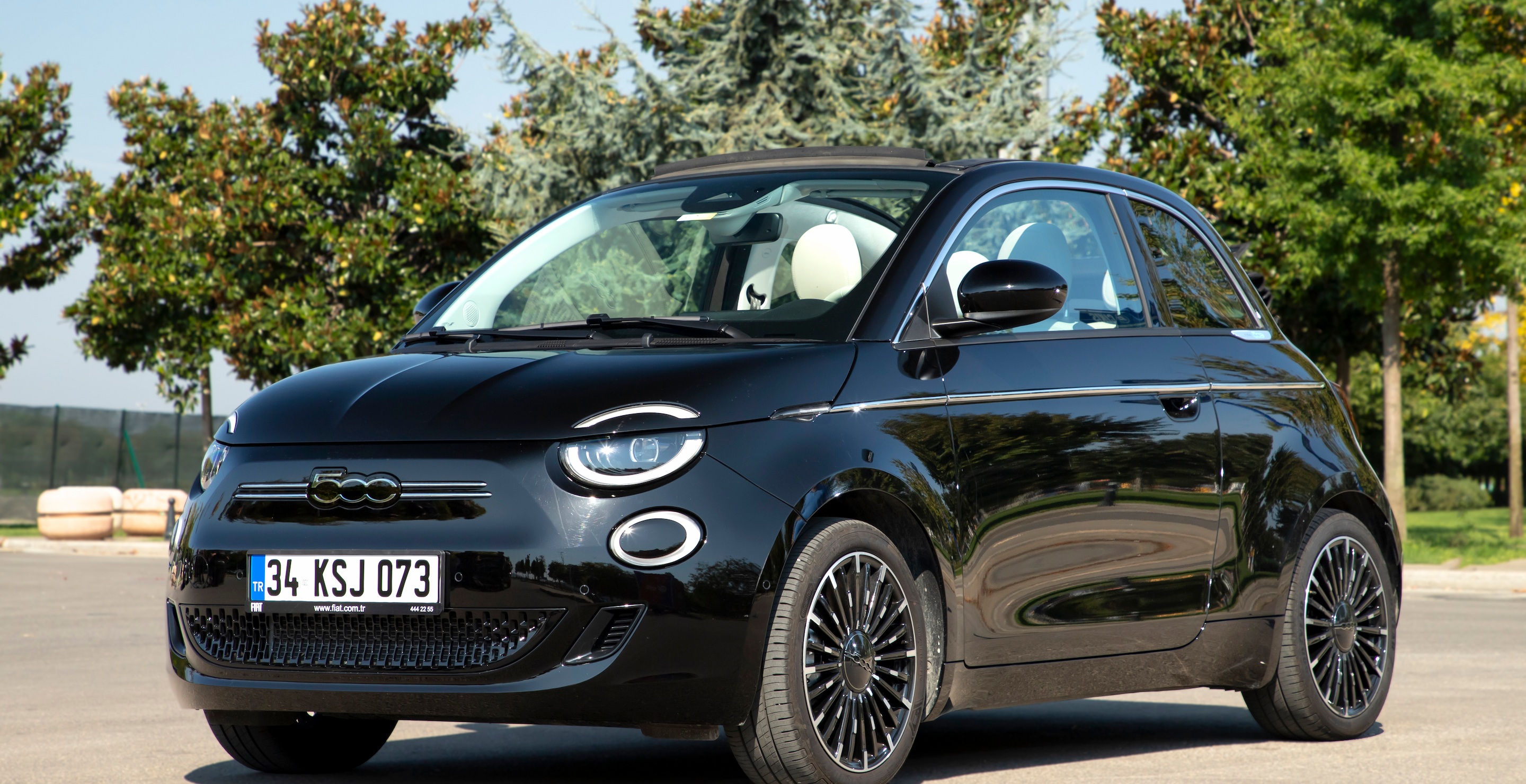 60-Year-Old Woman Choked To Death By Her Electric Car Window After Accidentally Closing It