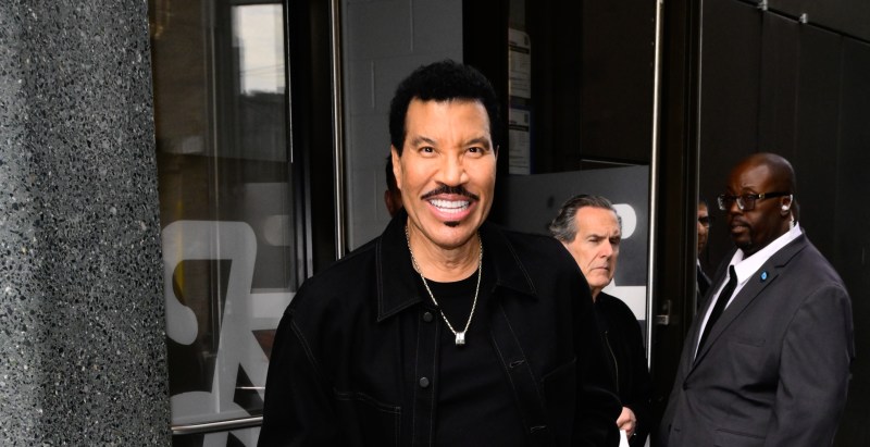 Lionel Richie Performs Grief Exorcism On Kelly Clarkson After Ex’s Death