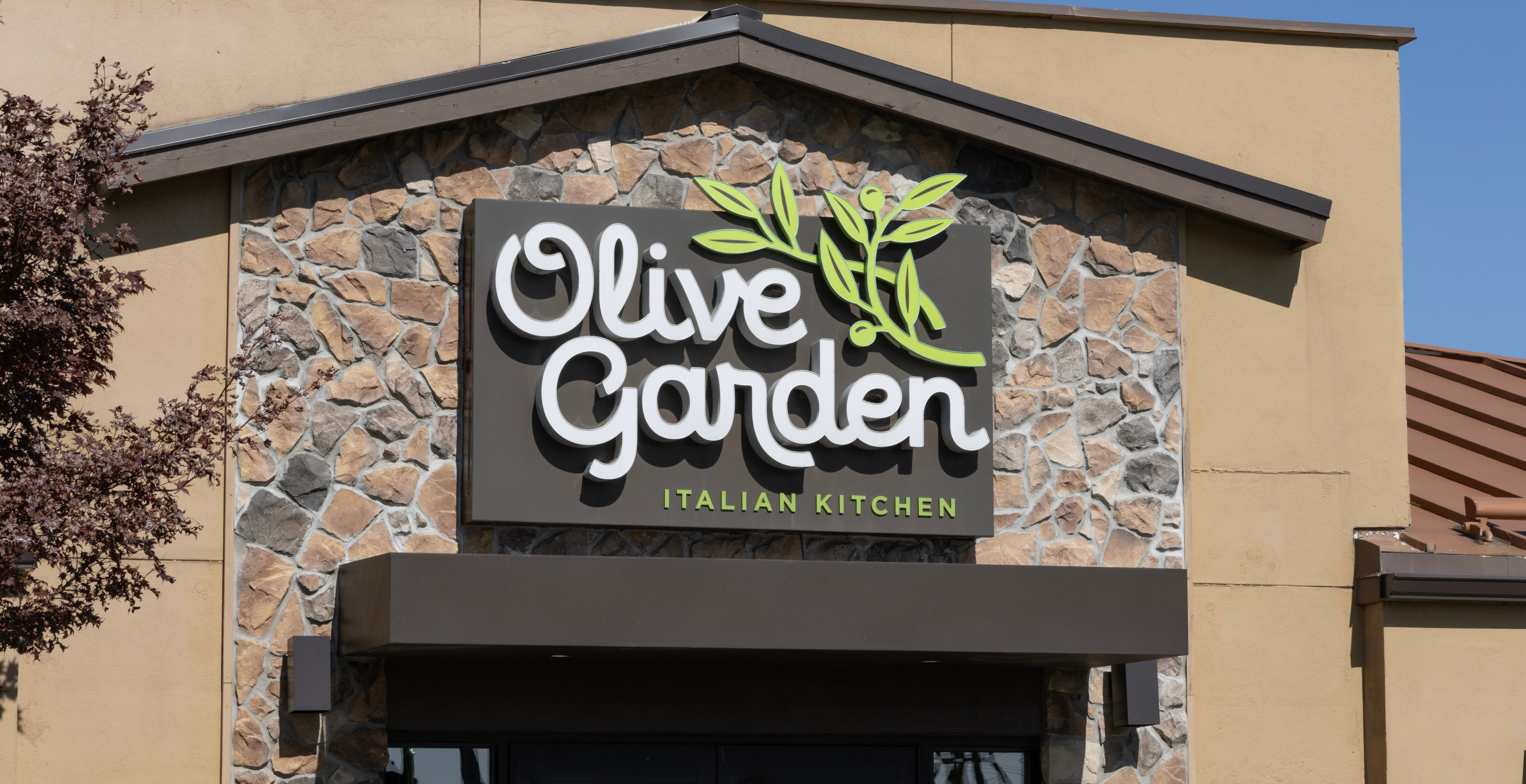 Olive Garden Customers Really Push Bottomless Pasta To The Limits, According To Exasperated Waiter