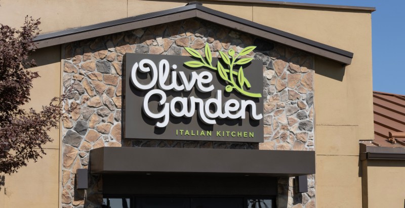 Olive Garden Customers Really Push Bottomless Pasta To The Limits, According To Exasperated Waiter