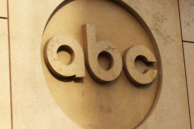 abc-talk-show-host-reveals-pregnancy-on-live-tv