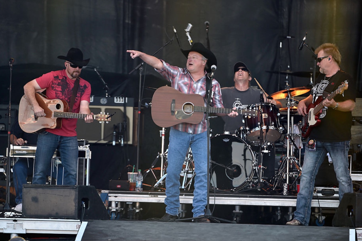 country-music-singer-cancels-upcoming-concert-after-being-hospitalized