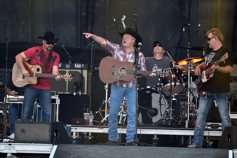 country-music-singer-cancels-upcoming-concert-after-being-hospitalized