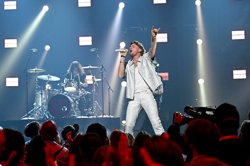 country-music-star-undergoes-big-dental-procedure-reveals-new-look