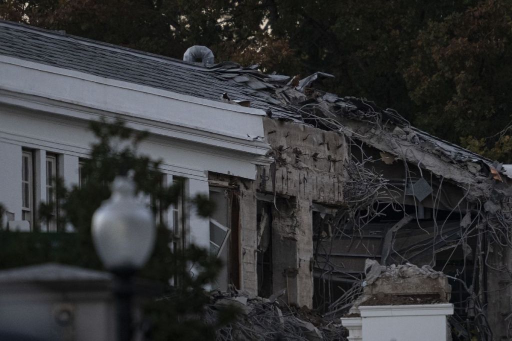 demolition-begins-for-president-trumps-white-house-ballroom1