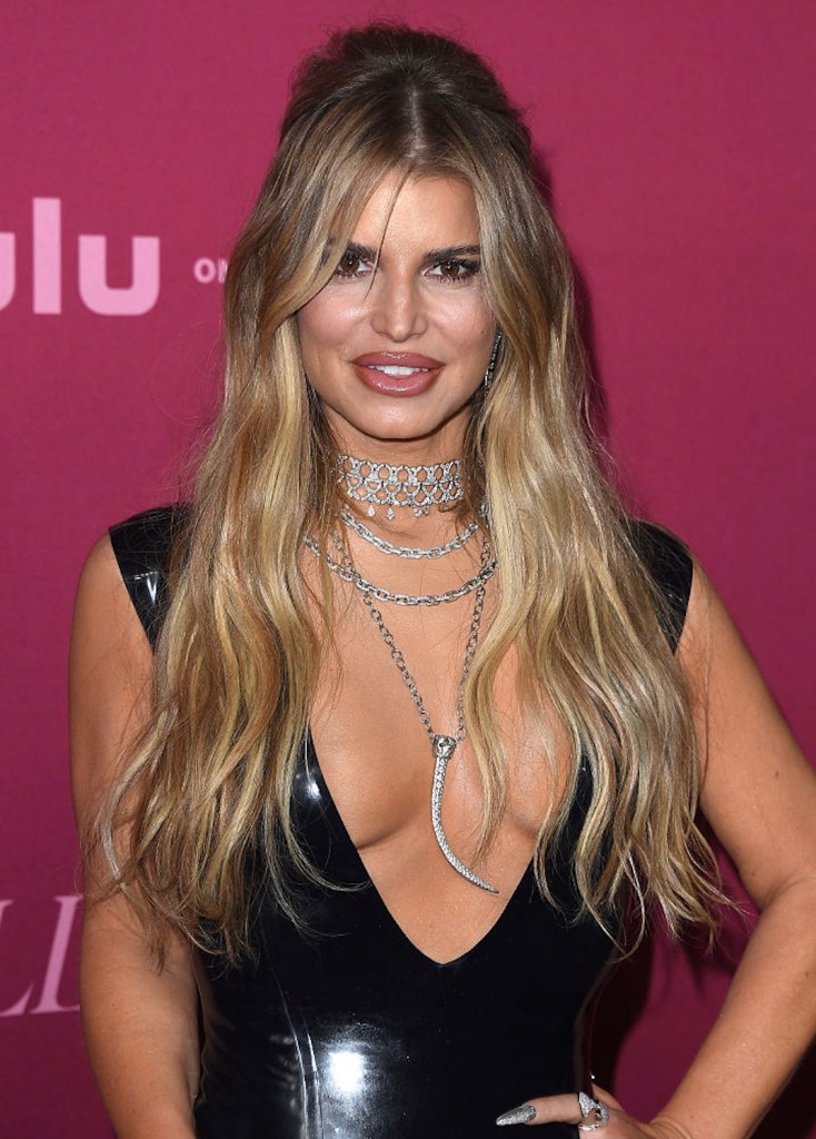 jessica-simpson-turns-heads-in-plunging-latex-gown-on-the-red-carpe