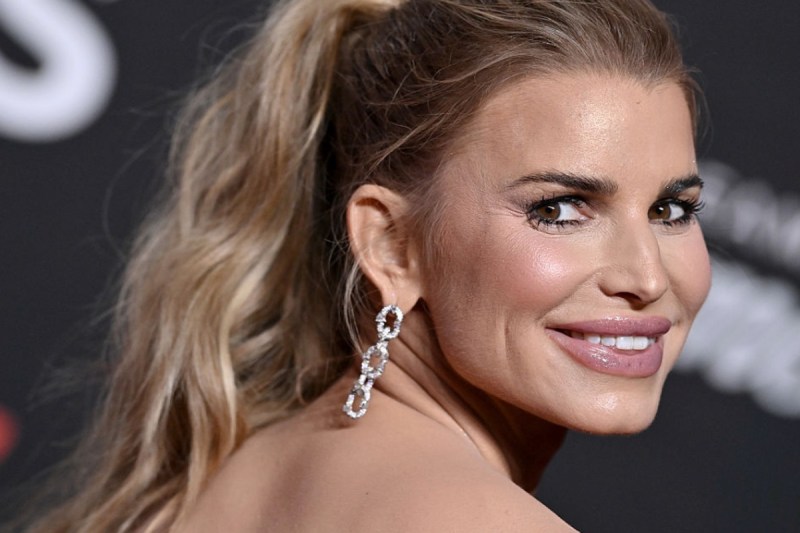 jessica-simpson-turns-heads-in-plunging-latex-gown-on-the-red-carpet