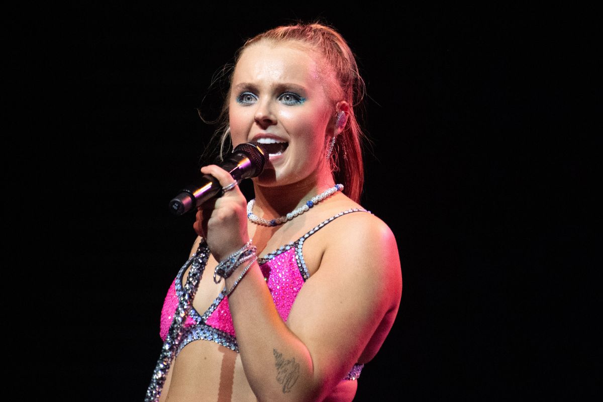 jojo-siwa-kicks-fan-out-of-concert-for-wearing-an-offensive-hoodie