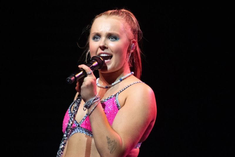 jojo-siwa-kicks-fan-out-of-concert-for-wearing-an-offensive-hoodie