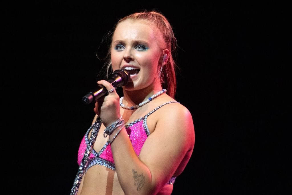 jojo-siwa-kicks-fan-out-of-concert-for-wearing-an-offensive-hoodie