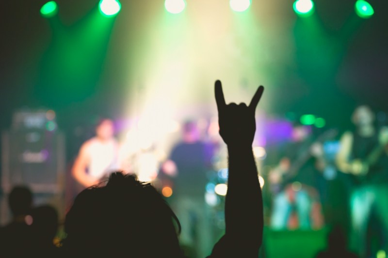 metal-vocalist-rushes-home-from-tour-for-childs-birth-band-reveals-revamped-concert-plans