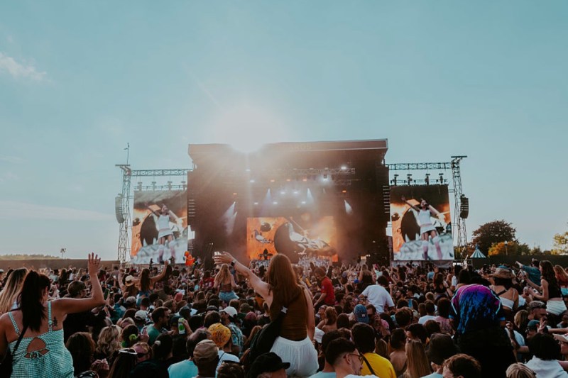 music-festival-act-suffers-ankle-injury-but-nails-performance-using-wheelchair-and-crutches