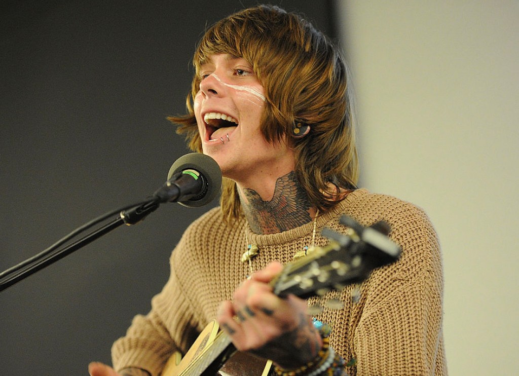 rock-singer-songwriter-dealing-with-mouth-infection