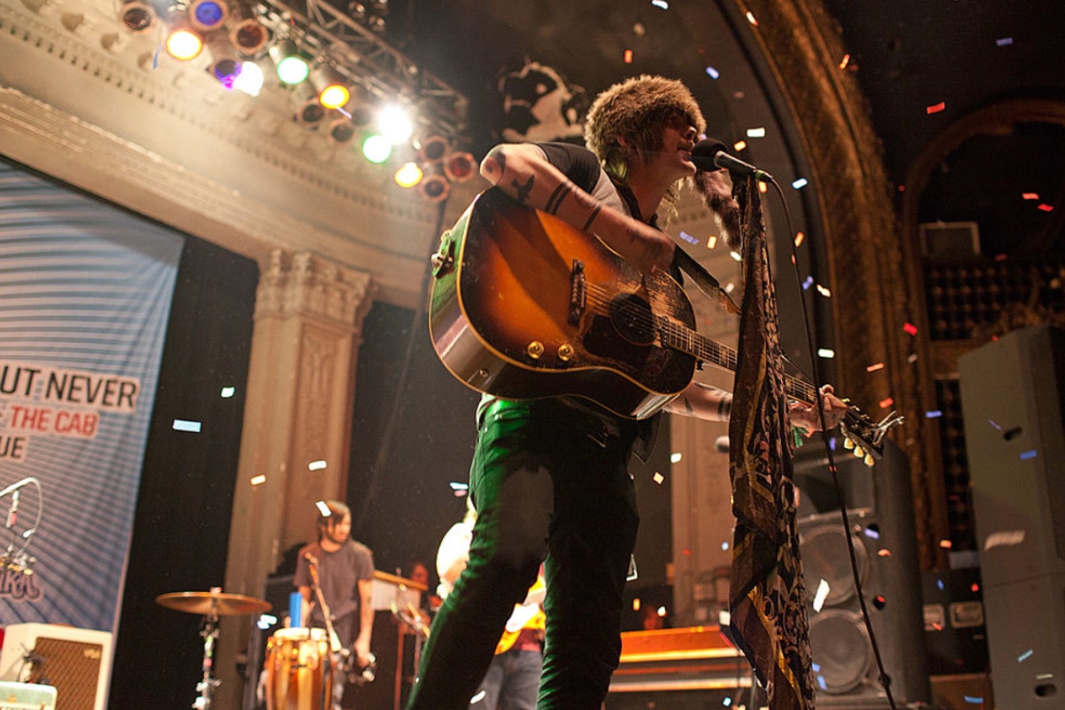 rock-singer-songwriter-dealing-with-mouth-infection