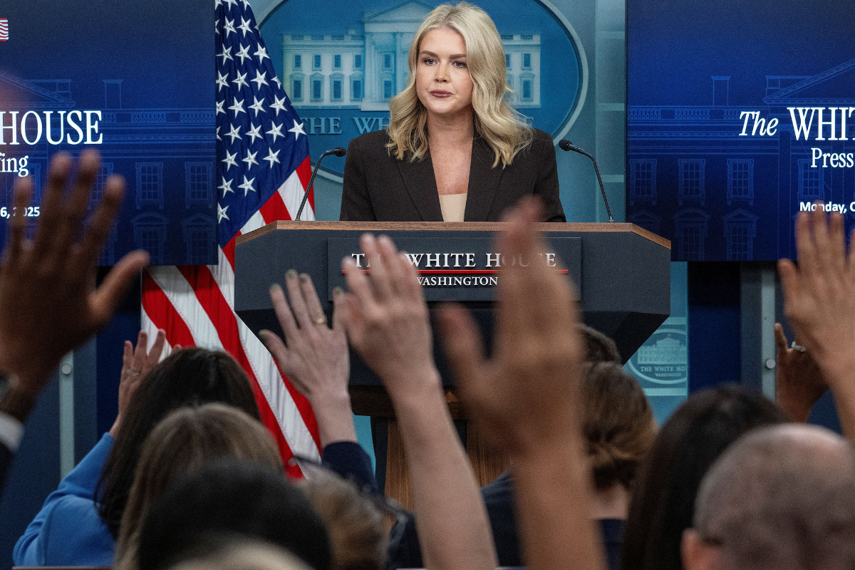 white-house-press-secretary-slammed-for-text-exchange-with-journalist