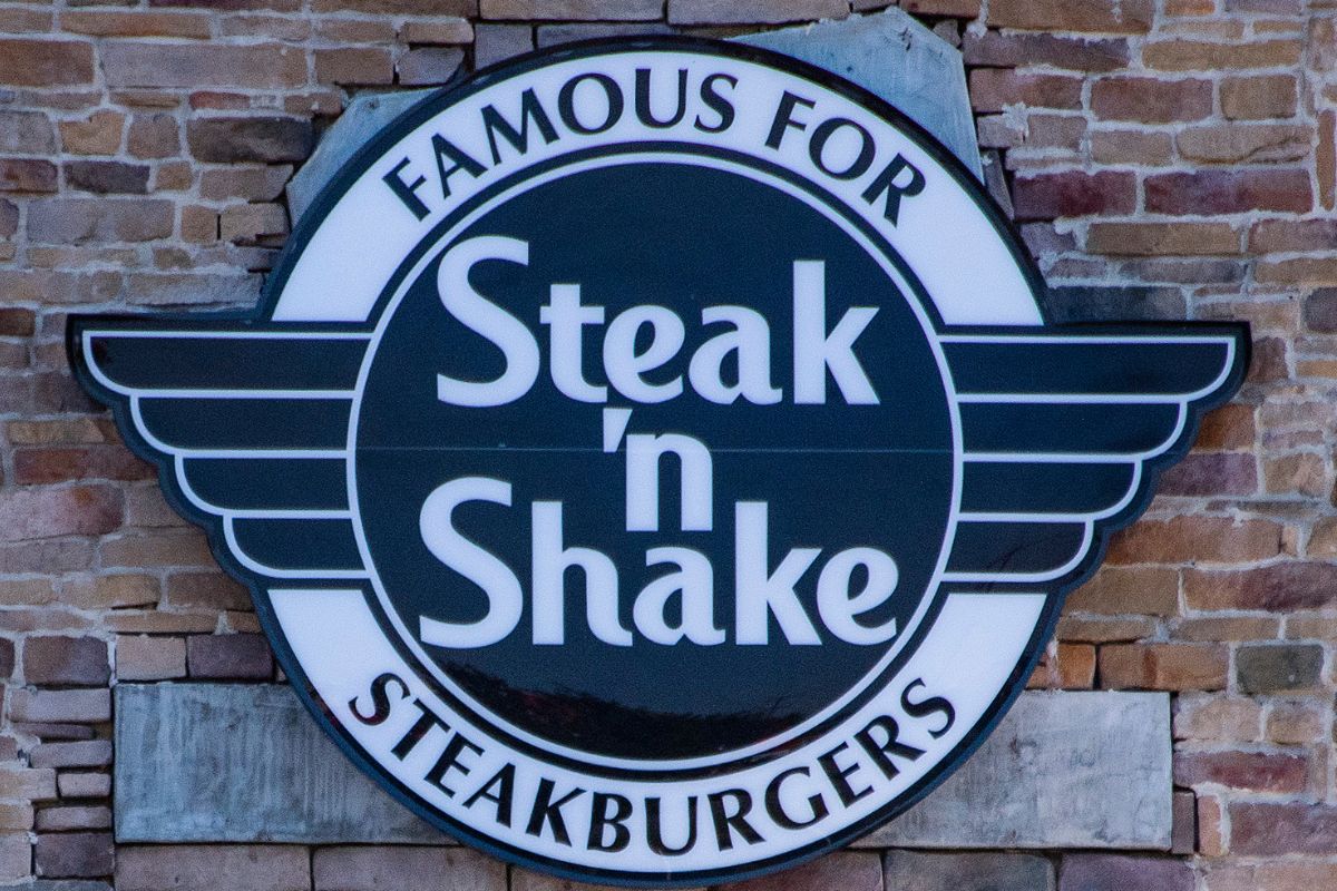 why-steak-n-shake-is-installing-giant-american-flags-at-restaurants
