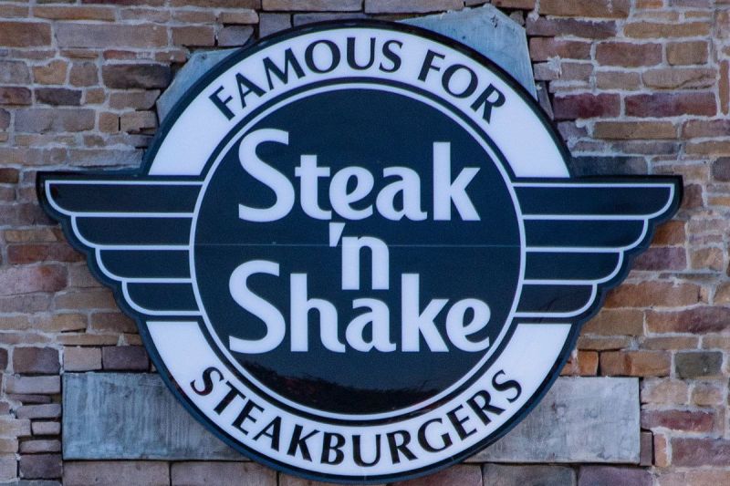 why-steak-n-shake-is-installing-giant-american-flags-at-restaurants