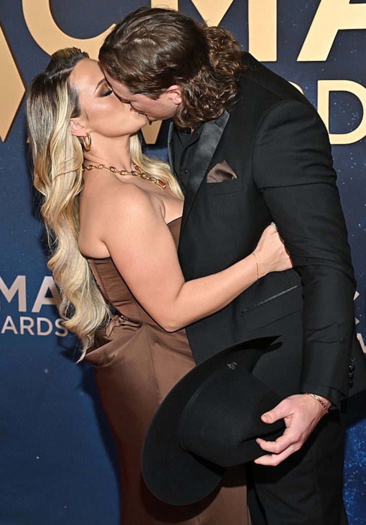 beloved-country-singer-finally-makes-red-carpet-debut-with-boyfriend