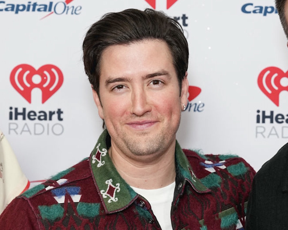 boy-band-member-rushed-to-er-after-serious-mid-concert-injury-logan