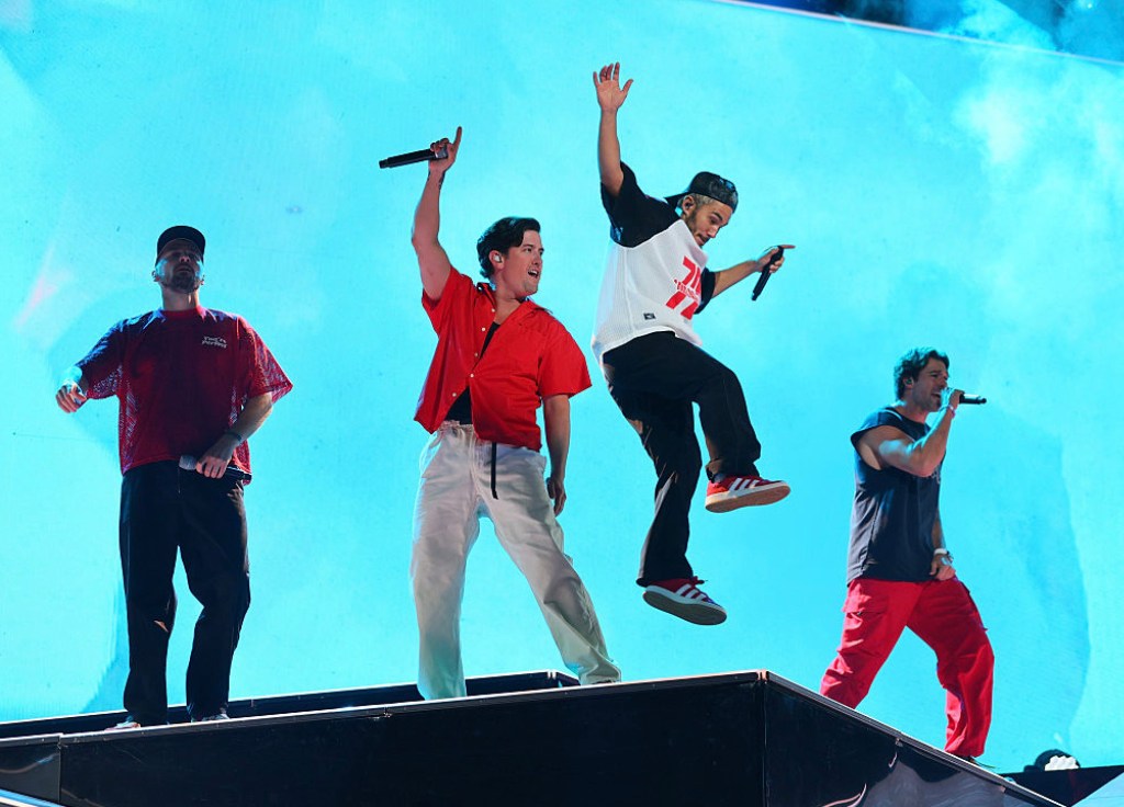 boy-band-member-rushed-to-er-after-serious-mid-concert-injury