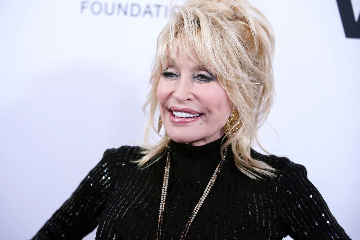 dolly-parton-declares-she-has-been-blessed-as-she-accepts-honorary-oscar