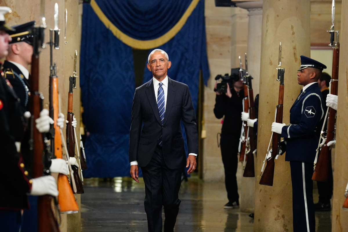 former-president-obama-surprises-plane-full-of-veterans-in-washington-dc