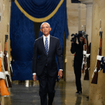 former-president-obama-surprises-plane-full-of-veterans-in-washington-dc