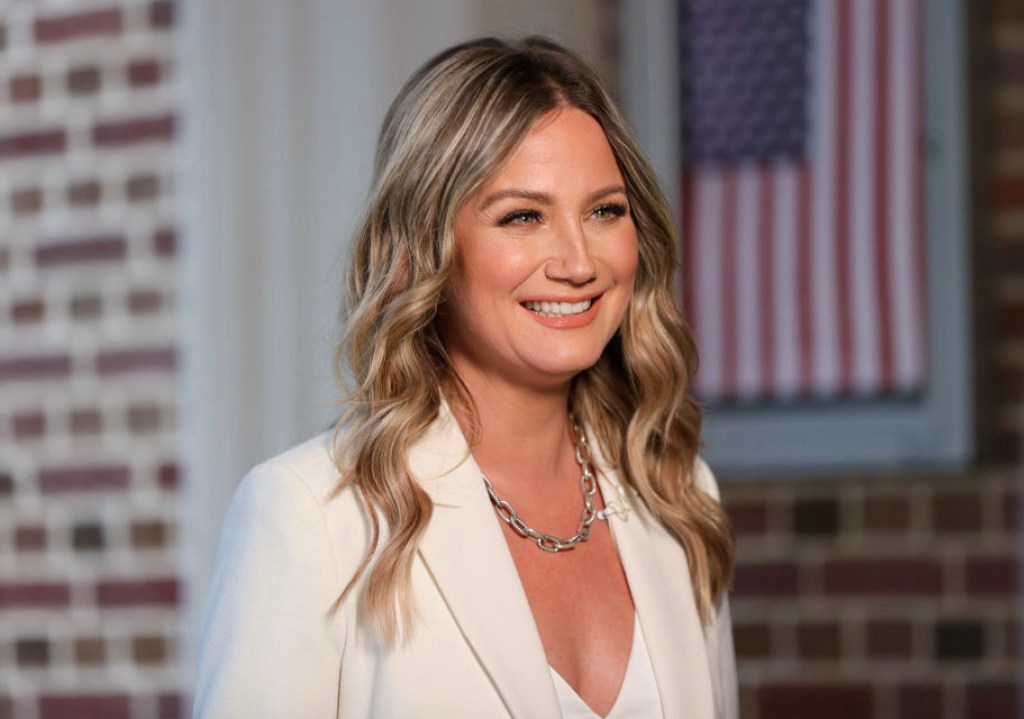 grammy-winning-country-singer-to-star-in-new-netflix-movie