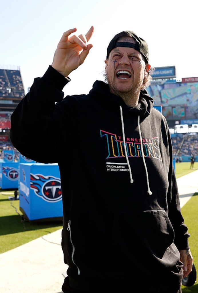 elly-roll-shows-off-his-clean-shaven-new-look-at-tennessee-titans-game