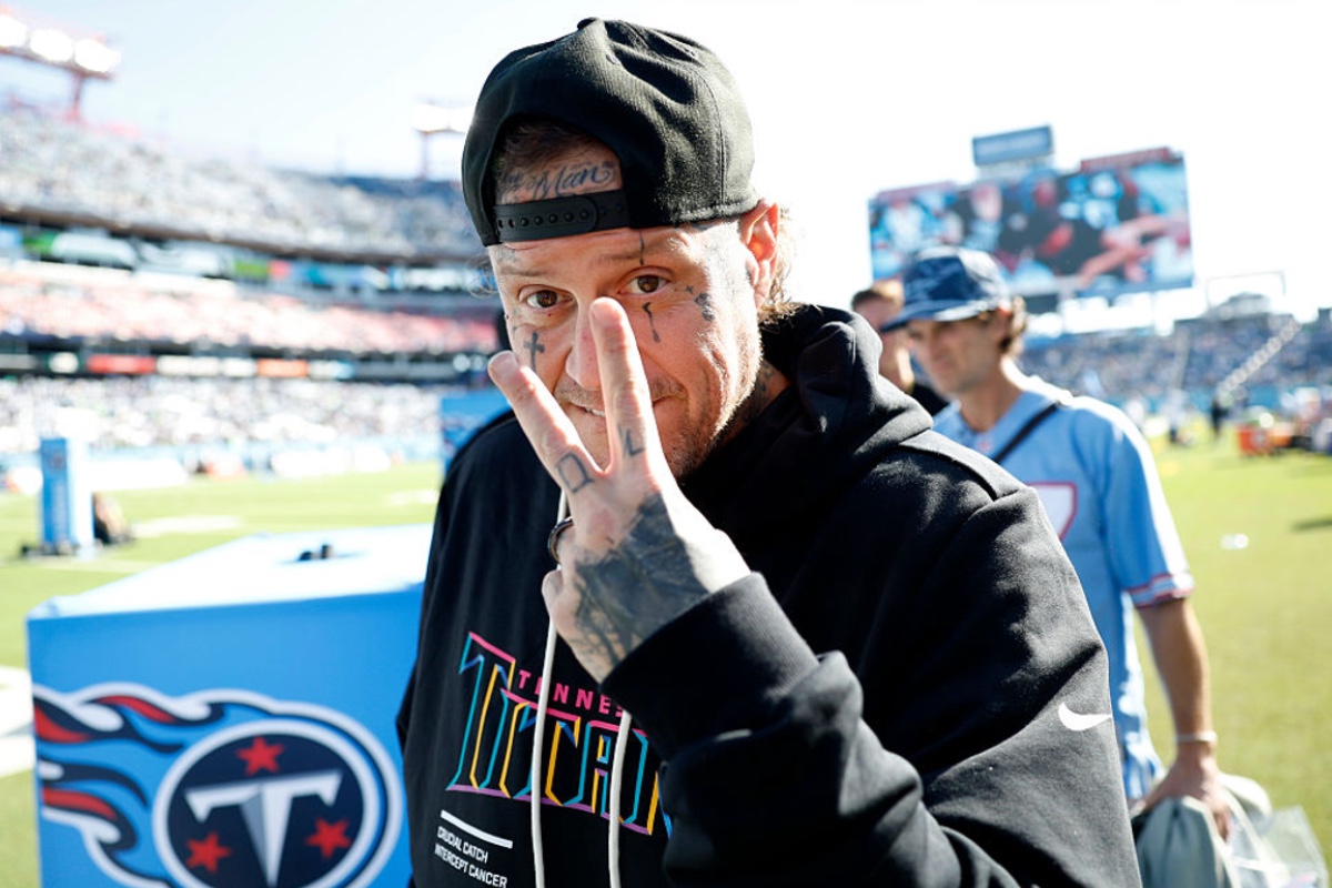 jelly-roll-shows-off-his-clean-shaven-new-look-at-tennessee-titans-game