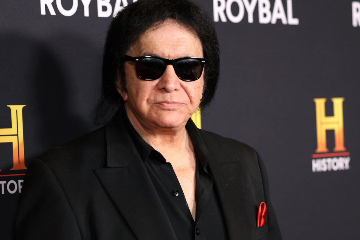 two-metal-stars-tie-the-knot-and-kiss-gene-simmons-officiated-the-ceremony