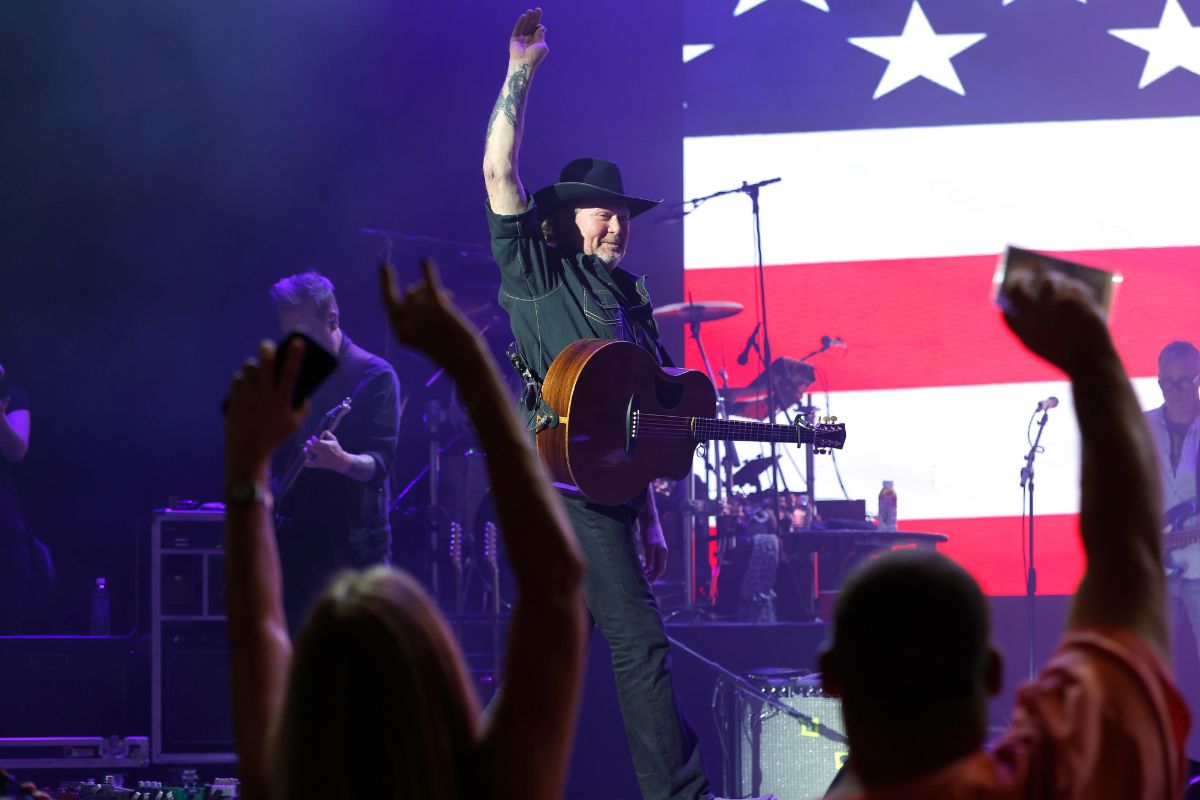 90s-country-singers-holiday-charity-event-suffered-disastrous-setback-then-fans-stepped-up-to-help