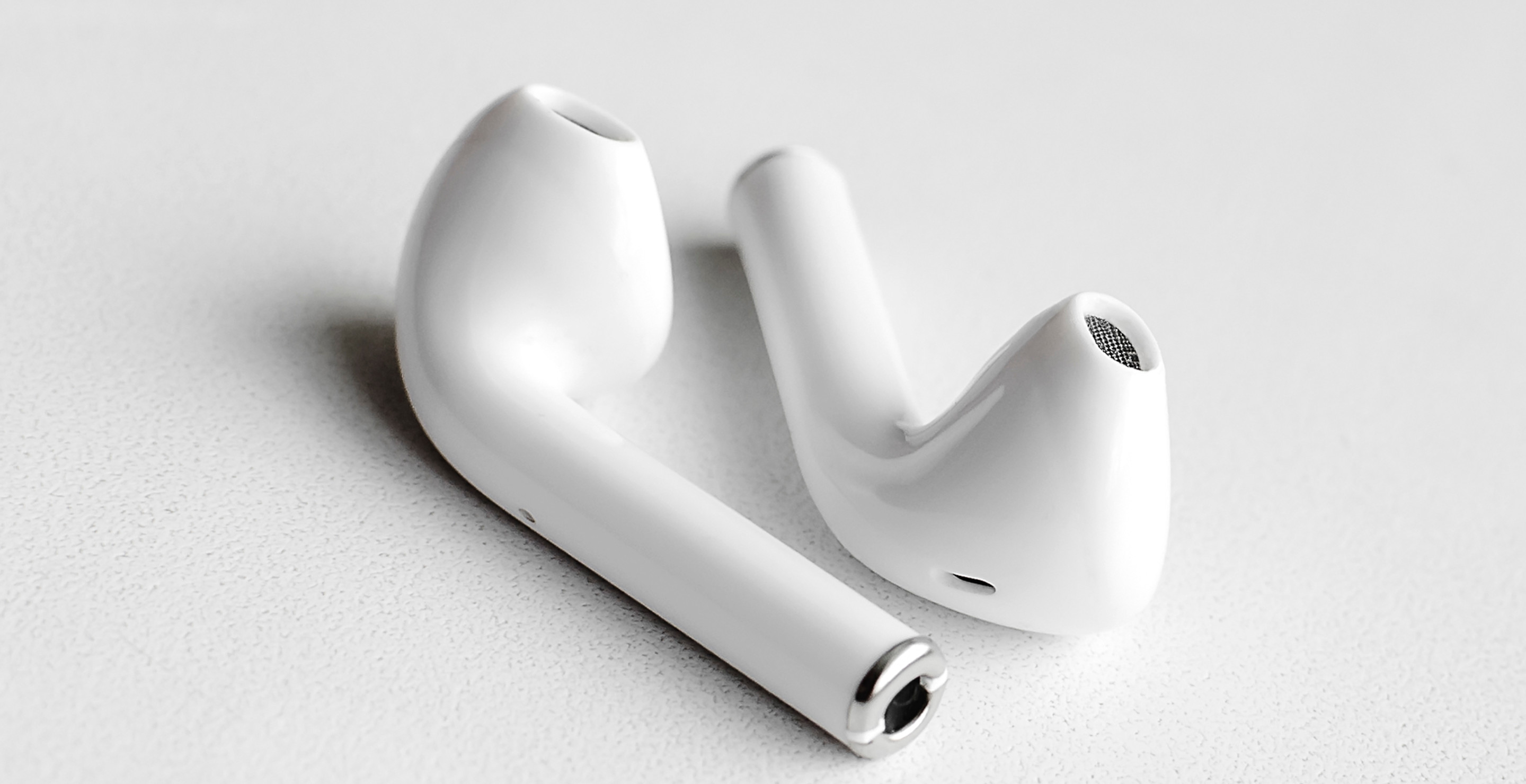 Toddler Swallows Wireless Earbud, Uncle Plays Song While Headphone Was In Child's Stomach