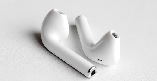 Toddler Swallows Wireless Earbud, Uncle Plays Song While Headphone Was In Child's Stomach