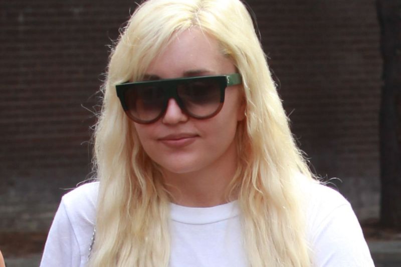 amanda-bynes-posts-inspiring-paparazzi-photo-of-herself-claims-to-have-lost-28-pounds-while-on-ozempic