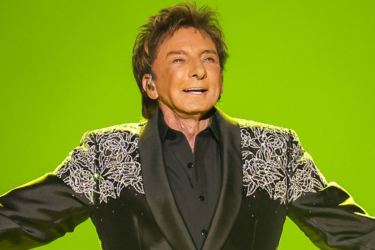 barry-manilow-diagnosed-with-cancerous-spot-on-lung-surgery-planned