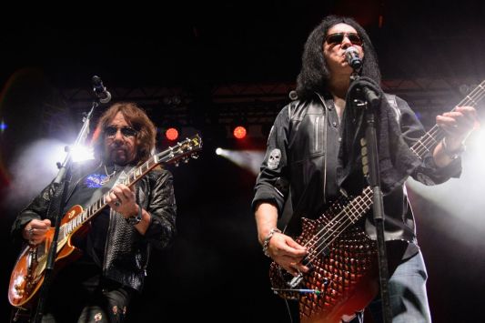 gene-simmons-apologizes-for-remarks-he-made-about-kiss-bandmate-ace-frehley