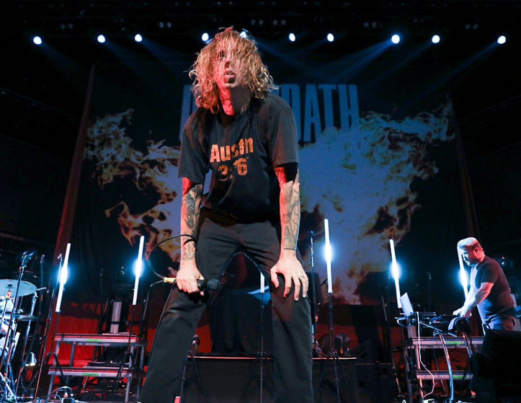 rockstar-quietly-wed-back-in-september-and-his-bride-just-shared-the-photos