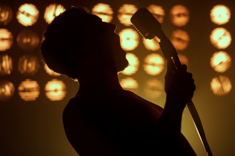 singer-electrocuted-collapses-on-stage