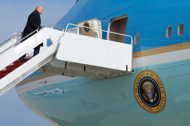 air-force-one-forced-to-turn-around-after-takeoff-due-to-minor-electrical-issue